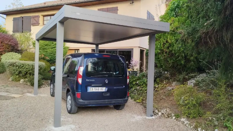 Carport en aluminium gris à toit plat devant une maison