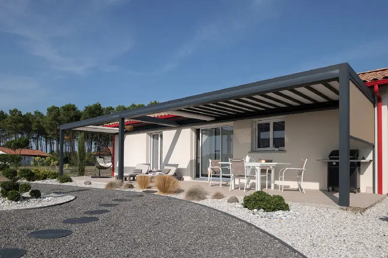 Longue pergola à toile rétractable M165 adossée à une maison de plain-pied