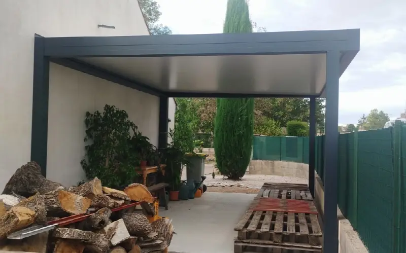 Pergola en aluminium sur une terrasse