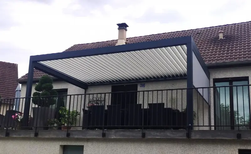 Pergola à lames orientables gris anthracite sur une terrasse surélevée