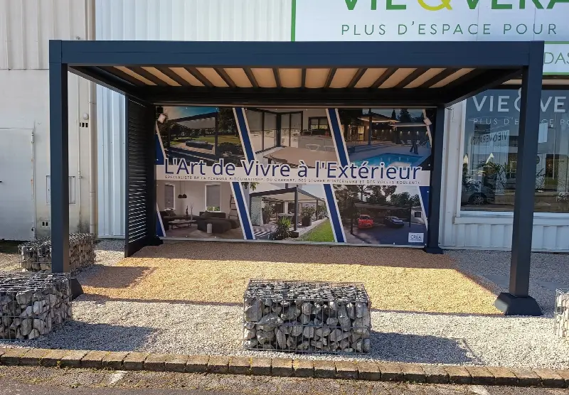 Pergola bioclimatique noire au showroom