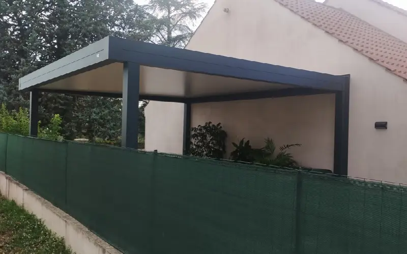 Pergola d'ombrage sur une terrasse