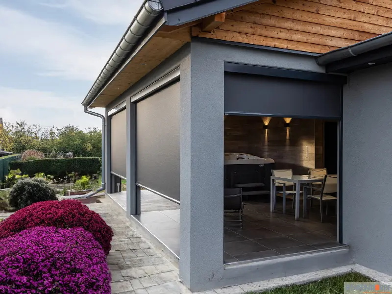 Stores extérieurs ZIP Bubendorff à toile sombre fermant une terrasse couverte