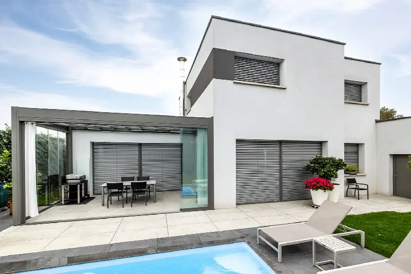 Volets roulants extérieurs gris fermés sur une maison contemporaine